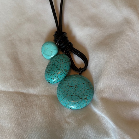 Elegant Black and Turquoise Pendant Necklace - Picture 3 of 4